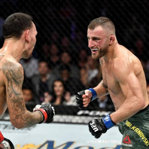 ALEXANDER VOLKANOVSKI DEFEATS MAX HOLLOWAY AT UFC 245